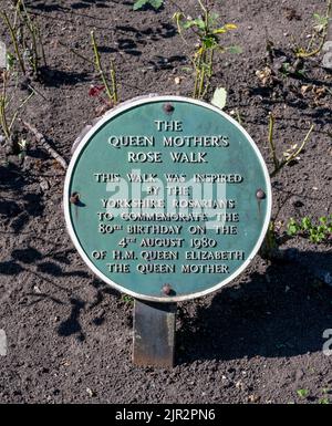 Plaque verte à la Queen Mothers Rose Walk pour commémorer son 80e anniversaire 4 août 1980 - Harrogate, North Yorkshire, Yorkshire, Angleterre, Royaume-Uni Banque D'Images