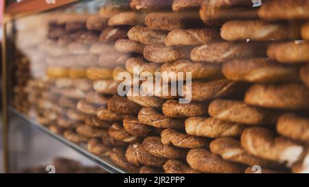 Petit déjeuner en-cas turc délicieux simit, chariot de rue en Turquie vendant simit, une cuisine traditionnelle turque de rue. Banque D'Images