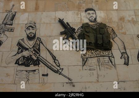 Vue d'une fresque d'hommes armés palestiniens tués par des balles de l'armée israélienne lors des affrontements, près du quartier où ils ont été tués dans la vieille ville de Naplouse, en Cisjordanie occupée. Banque D'Images