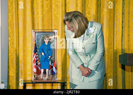 La première dame des États-Unis, Hillary Clinton, réagit après avoir été présentée avec une poupée faite à son image à la salle East de la Maison Blanche, 4 septembre 1996 à Washington, DC. La poupée était un cadeau de son club de fans. Banque D'Images