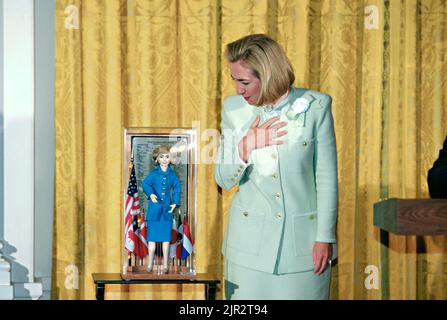 La première dame des États-Unis, Hillary Clinton, réagit après avoir été présentée avec une poupée faite à son image à la salle East de la Maison Blanche, 4 septembre 1996 à Washington, DC. La poupée était un cadeau de son club de fans. Banque D'Images