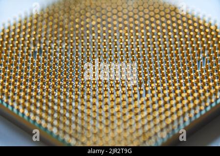 Microprocesseur sur fond blanc. broches dorées vers le haut. Le concept des nouvelles technologies Banque D'Images