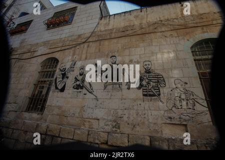 Naplouse, Cisjordanie, Palestine. 21st août 2022. Vue d'une fresque de cinq hommes armés palestiniens tués par des balles de l'armée israélienne lors des affrontements, près du quartier où ils ont été tués dans la vieille ville de Naplouse, en Cisjordanie occupée. (Credit image: © Nasser Ishtayeh/SOPA Images via ZUMA Press Wire) Banque D'Images