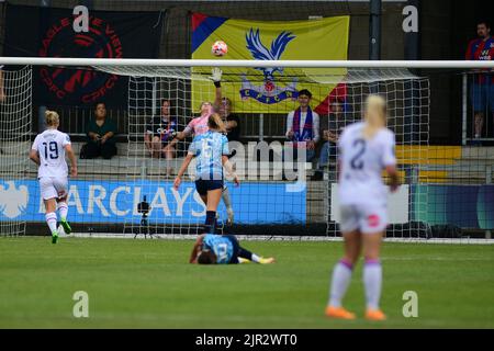 Londres, Royaume-Uni. 21st août 2022. Shae Yanez (30 Lionesses de London City) pousse le ballon sur la barre de croix, pendant le championnat Barclays Womens entre London City Lionesses et Crystal Palace à Princes Park à Dartford, en Angleterre. Crédit: SPP Sport presse photo. /Alamy Live News Banque D'Images