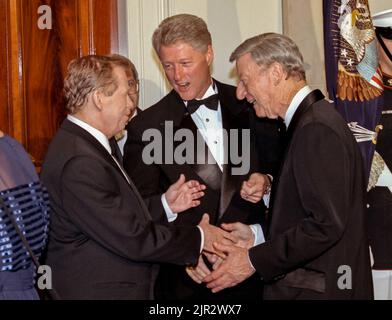 Le président américain Bill Clinton présente le président tchèque Vaclav Havel, au centre, au sénateur William Roth, du Delaware, à droite, dans la ligne de réception du dîner d'État à la Maison Blanche, à 16 septembre 1998, à Washington. Banque D'Images