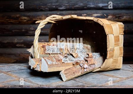 Bois de chauffage pour la maison en saison froide, bois pour poêle à bois. Banque D'Images