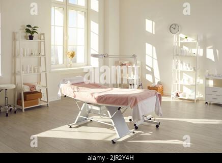 Intérieur d'un salon de beauté, d'une salle de massage ou d'un centre thermal avec table de massage et lampe grossissante Banque D'Images