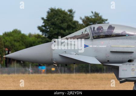 Aéroport de Londres Southend, Essex, Royaume-Uni. 21st août 2022. Les avions de chasse-avions Typhoon de la RAF utilisent l’aéroport civil d’Essex pour opérer à partir de l’aéroport pour les spectacles aériens de ce week-end à Eastbourne et à Folkestone. Le pilote s'est empari des fans après l'atterrissage Banque D'Images