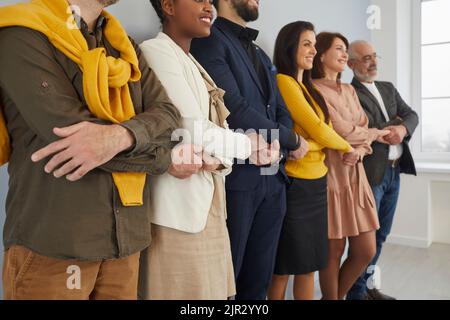 Une équipe diversifiée de gens d'affaires multiraciaux heureux se tenant ensemble et tenant les mains Banque D'Images
