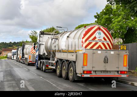 Pontypridd, pays de Galles - août 2022 : camions-citernes d'eau garés dans une file d'attente pour être remplis pour fournir de l'eau aux résidents sans eau Banque D'Images