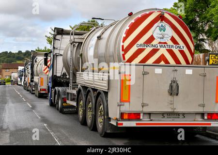 Pontypridd, pays de Galles - août 2022 : camions-citernes d'eau garés dans une file d'attente pour être remplis pour fournir de l'eau aux résidents sans eau Banque D'Images