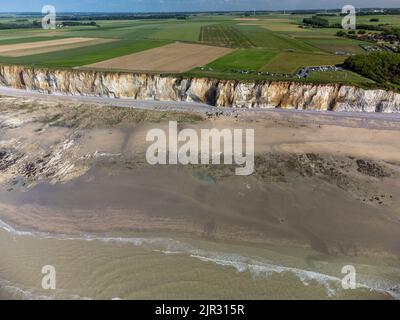 Vue aérienne sur les falaises blanches de halk, les champs verts du pays de Caux et l'eau de l'océan Atlantique près du petit village de Veules-les-Roses, Normandie, France. Visite Banque D'Images