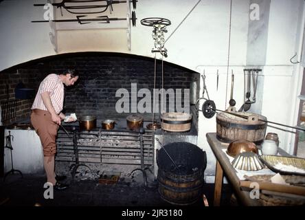 Williamsburg, Virginie. ÉTATS-UNIS 9/1987. Cuisine du palais. Financé par la Maison de Burgesses en 1706. Il a été construit à partir de 1706. La maison principale a brûlé en 1781, bien que les dépendances aient survécu un certain temps après. Le Palais du Gouverneur a été reconstruit en 1930s sur son site d'origine. C'est l'un des deux plus grands bâtiments de Colonial Williamsburg, l'autre étant le Capitole. Banque D'Images