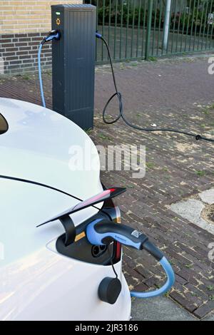 Utrecht, pays-Bas - août 2022: Câble branché pour recharger une voiture électrique Tesla Banque D'Images