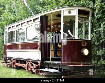 Manchester, Royaume-Uni. 21st août 2022. Hull 96, un tramway construit en 1901. Des tramways anciens et anciens circulent à Heaton Park, Manchester, Royaume-Uni. Le tramway de Heaton Park est géré conjointement par la Manchester transport Museum Society, qui possède un certain nombre de tramways d'époque, et le Manchester City Council. Crédit : Terry Waller/Alay Live News Banque D'Images