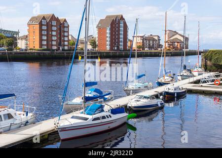 Yachts privés et bateaux amarrés au port d'Ayr sur la rivière Ayr, près du Firth de Clyde, Ayr, Ayrshire, Écosse, Royaume-Uni Banque D'Images