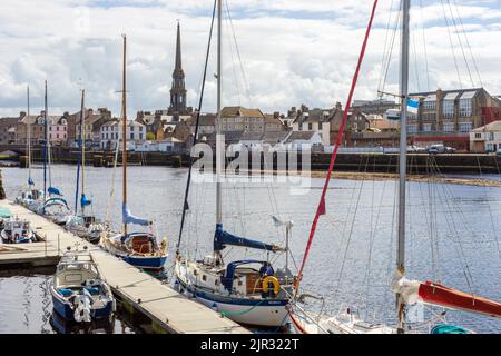 Yachts privés et bateaux amarrés au port d'Ayr sur la rivière Ayr, près du Firth de Clyde, Ayr, Ayrshire, Écosse, Royaume-Uni Banque D'Images