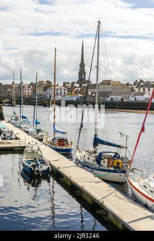 Yachts privés et bateaux amarrés au port d'Ayr sur la rivière Ayr, près du Firth de Clyde, Ayr, Ayrshire, Écosse, Royaume-Uni Banque D'Images