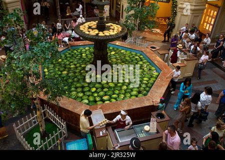 Moscou, Russie. 19th août 2022. Vue aérienne de la GRANDE fontaine DE GOMME décorée pour la saison des récoltes dans le centre de Moscou, en Russie. Fontaine en pierre remplie de pastèques fraîches et de melons Banque D'Images