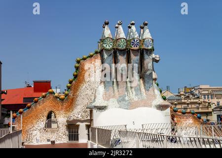 Un gros plan des cheminées intéressantes sur le toit de Casa Mila à Barcelone, Espagne Banque D'Images