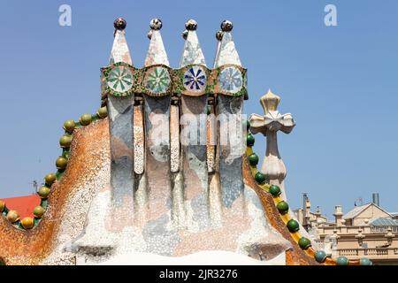 Un gros plan des cheminées intéressantes sur le toit de Casa Mila à Barcelone, Espagne Banque D'Images