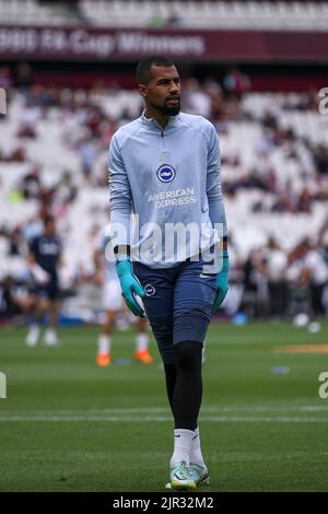 Robert Sanchez de Brighton & Hove Albion se réchauffe lors du match de la Premier League entre West Ham United et Brighton and Hove Albion au stade de Londres, Stratford, le dimanche 21st août 2022. (Credit: Tom West | MI News) Credit: MI News & Sport /Alay Live News Banque D'Images