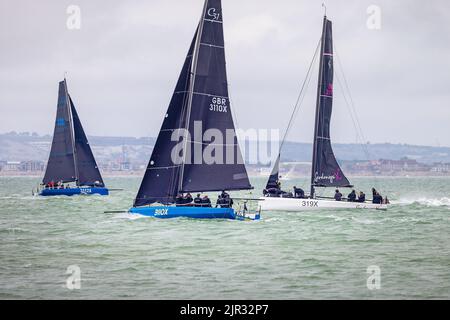 Cowes, île de Wight, Royaume-Uni. 2 août 2022. Régate de voile de la semaine des Cowes. L'action de voile de la course de yacht à la régate de Cowes 2022 sur le Solent, I Banque D'Images