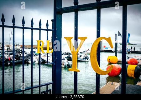 Cowes, île de Wight, Royaume-Uni. 2 août 2022. Régate de voile de la semaine des Cowes. Portes du Royal London Yacht Club surplombant les bateaux du Cowes Marinin Banque D'Images