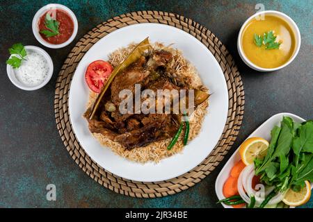 nourriture arabe occidentale, nourriture yéménite. poulet avec riz. Banque D'Images