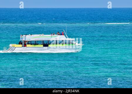 Un bateau-taxi transportant des personnes de Ambergris Caye, San Pedro à d'autres cayes et le Belize continent. La barrière de corail du Belize est en arrière-plan. Banque D'Images