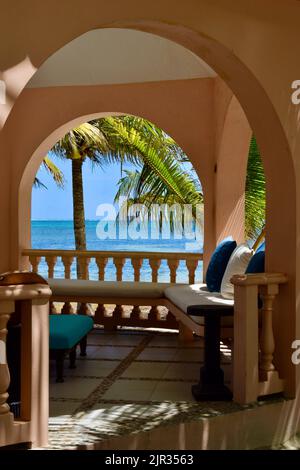 Un coin salon pittoresque dans un belvédère sur la plage, parmi les palmiers, sur Ambergris Caye, San Pedro, Belize. Banque D'Images