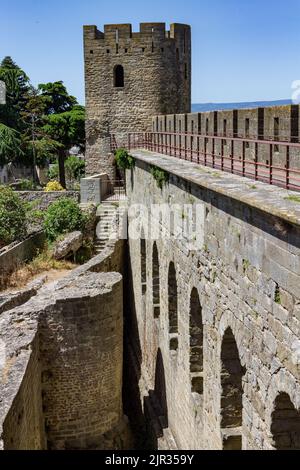 Vue verticale à l'intérieur des murs de la tour médiévale de Carcassonne dans le sud de la France Banque D'Images