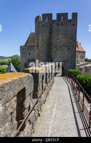 Vue verticale à l'intérieur des murs de la tour médiévale de Carcassonne dans le sud de la France Banque D'Images