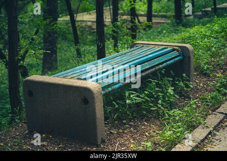 Vieux banc dans le parc Banque D'Images