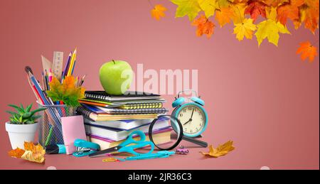 L'école fournit la composition avec des feuilles de pomme et d'érable. Banque D'Images
