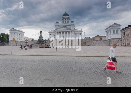 Statue de l'empereur russe Alexandre II sur la place du Sénat d'Helsinki, en Finlande, contre la cathédrale d'Helsinki. Banque D'Images