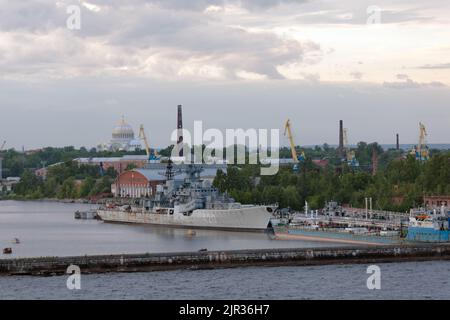 Le navire de guerre Rastoropny, le destroyer de classe Sovremenny, attend son utilisation à l'usine navale de Kronstadt, à Saint-Pétersbourg, en Russie Banque D'Images