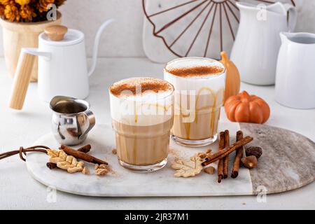 Latte aux épices de citrouille recouverte de mousse de lait et saupoudrée de cannelle Banque D'Images