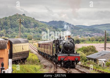 BR 'Manor' 4-6-0 No. 7822 'Foxcote Manor'approchent de la station Blue Anchor sur le chemin de fer West Somerset, Somerset Banque D'Images