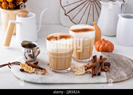 Latte aux épices de citrouille recouverte de mousse de lait et saupoudrée de cannelle Banque D'Images