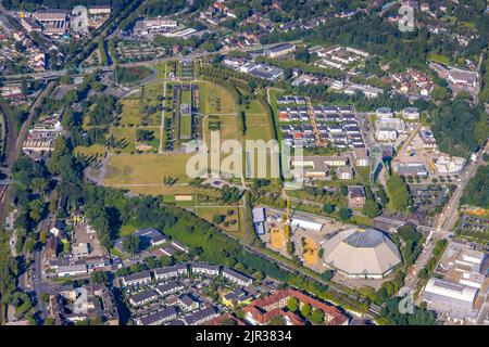 Vue aérienne, parc OLGA avec ASO Oberhausen-Seniorenresidenz am OLGA-Park, tour sinueuse et ancienne maison à tête plate ainsi que jardin cathédrale à Osterfeld Banque D'Images