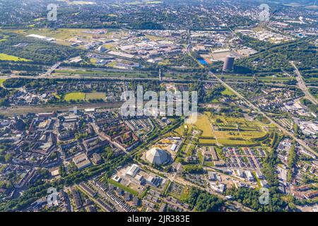 Vue aérienne, parc OLGA avec ASO Oberhausen-Seniorenresidenz am OLGA-Park, tour sinueuse et ancienne maison à tête plate ainsi que jardin cathédrale, à l'arrière Banque D'Images