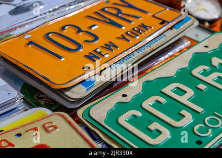 Un gros plan de plaques d'immatriculation empilées sur un marché aux puces de Paris, en France Banque D'Images