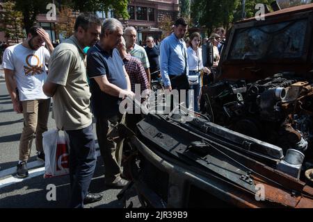 Les gens regardent les véhicules militaires russes détruits exposés dans la rue principale Khreshchatyk dans le cadre de la prochaine célébration du jour de l'indépendance de l'Ukraine dans le cadre de l'invasion de l'Ukraine par la Russie dans le centre de Kiev. Banque D'Images
