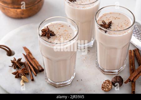 Chai en grands verres aux épices entières Banque D'Images