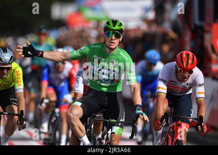 Breda, pays-Bas, 21/08/2022, l'irlandais Sam Bennett de Bora-Hansgrohe franchit la ligne d'arrivée de la phase 3 de l'édition 2022 de 'Vuelta a Espana', Tour d'Espagne course cycliste, à 193,5 km de Breda à Breda aux pays-Bas, dimanche 21 août 2022. BELGA PHOTO LUC CLAESSEN Banque D'Images