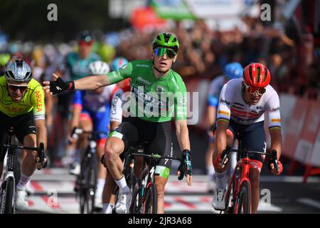 Breda, pays-Bas, 21/08/2022, l'irlandais Sam Bennett de Bora-Hansgrohe franchit la ligne d'arrivée de la phase 3 de l'édition 2022 de 'Vuelta a Espana', Tour d'Espagne course cycliste, à 193,5 km de Breda à Breda aux pays-Bas, dimanche 21 août 2022. BELGA PHOTO LUC CLAESSEN Banque D'Images