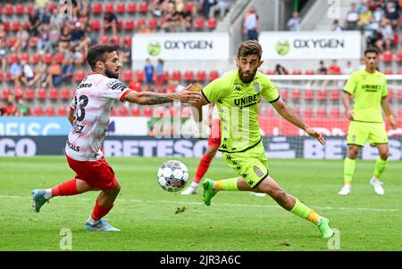 Waregem, Belgique, 21/08/2022, Daniel Ramirez d'Essevee et Ali Gholizadeh de Charleroi en action lors d'un match de football entre SV Zulte-Waregem et Sporting Charleroi, dimanche 21 août 2022 à Waregem, le 5 de la première division du championnat belge de Jupiler Pro League 2022-2023. BELGA PHOTO DAVID CATRY Banque D'Images