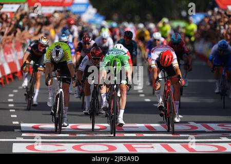 Breda, pays-Bas, 21/08/2022, l'irlandais Sam Bennett de Bora-Hansgrohe (au centre) franchit la ligne d'arrivée de la phase 3 de l'édition 2022 de 'Vuelta a Espana', Tour d'Espagne, 193,5 km de Breda à Breda aux pays-Bas, dimanche 21 août 2022. BELGA PHOTO LUC CLAESSEN Banque D'Images