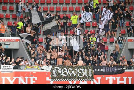 Waregem, Belgique, 21/08/2022, les supporters de Charleroi photographiés lors d'un match de football entre SV Zulte-Waregem et Sporting Charleroi, dimanche 21 août 2022 à Waregem, le jour 5 de la première division du championnat belge de la « Jupiler Pro League » en 2022-2023. BELGA PHOTO DAVID CATRY Banque D'Images